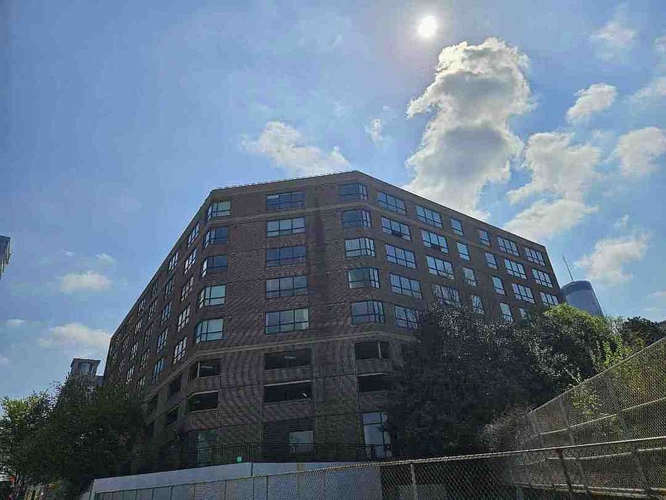 2nd image of 115 W Peachtree Pl NW Unit 304