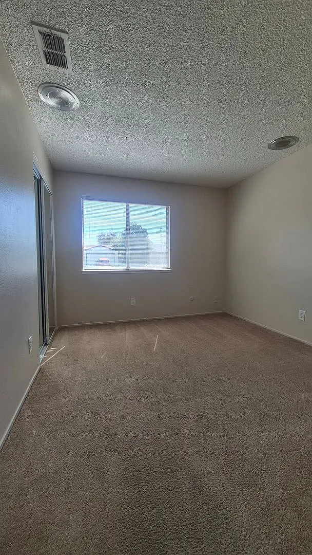 Spacious 3BD 2BA Home, 2-Car Garage, Huge Backyard, Washer/Dryer Hook-Ups — Photo 4