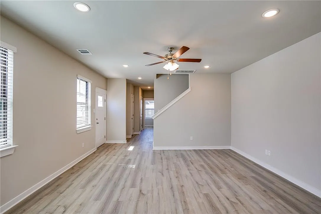 4 bed, 2.5 bath, 2095 sqft, $2,100 — Photo 4