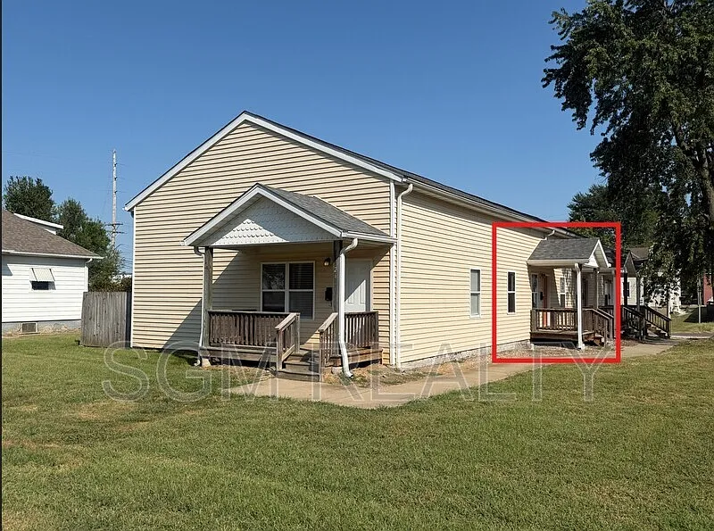 2 bed, 1.0 bath, 723 sqft, $1,200 — Photo 2