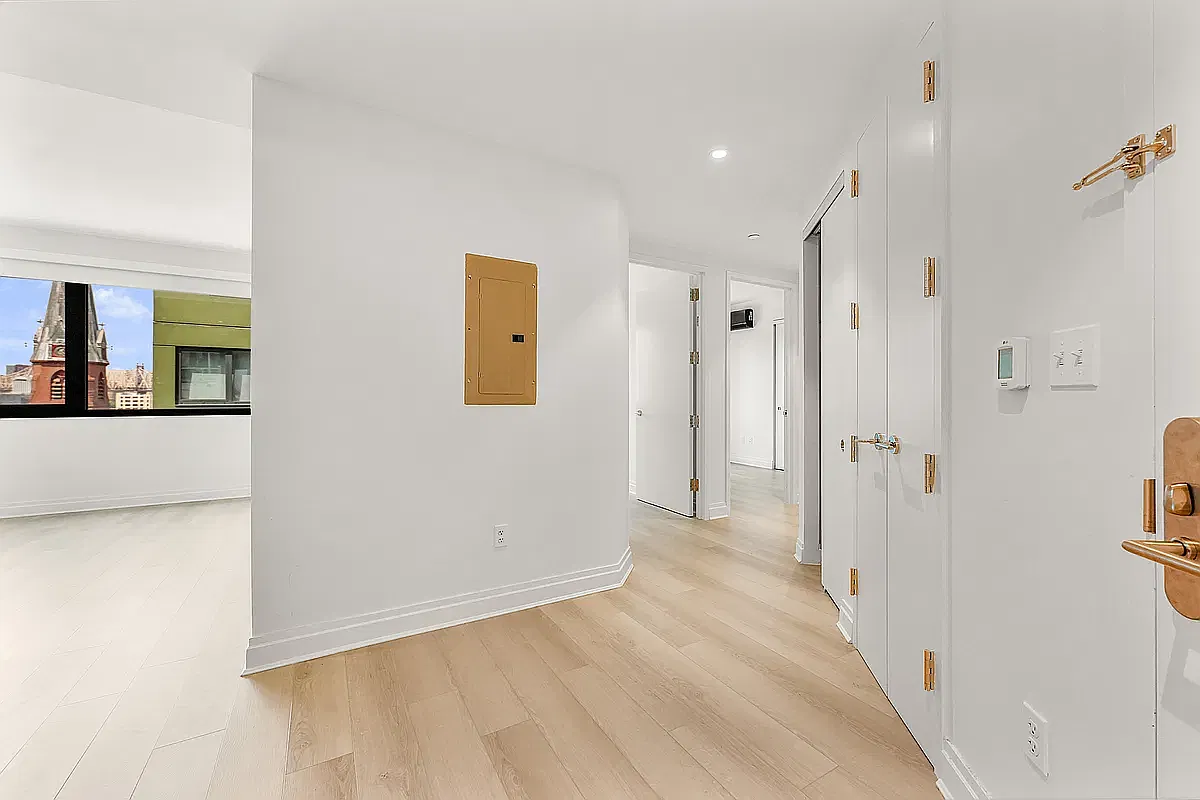 10-25 Jackson Ave — Photo 3