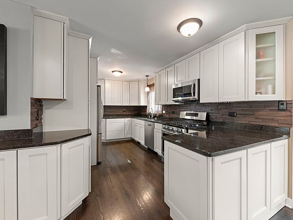 4th image of 5818 Ridgewood Dr