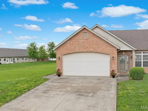 200 Field Crossing Dr #A, Highland, IL 62249