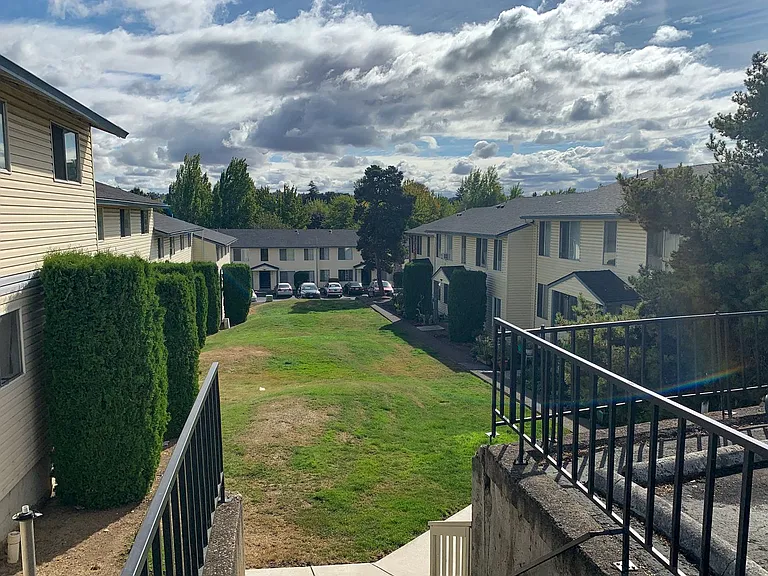 Apartment in West Salem near banks, shopping areas, bus lines, and downtown! ~ Colonial — Photo 36