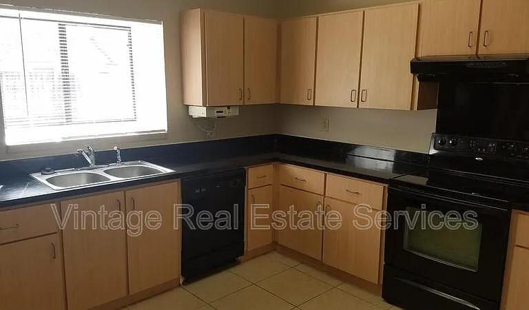 1904 Firethorn Ct — Photo 10