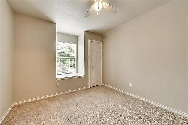 2021 Livingston Ln — Photo 10