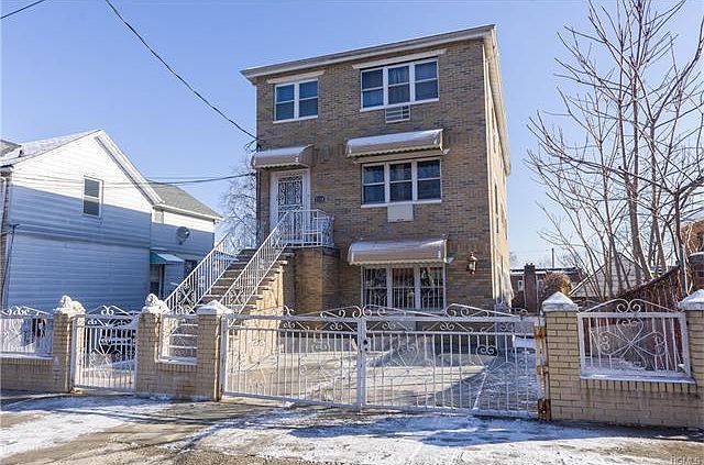 1st image of 2740 Hering Ave