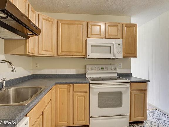 3rd image of 621 Center St APT T2