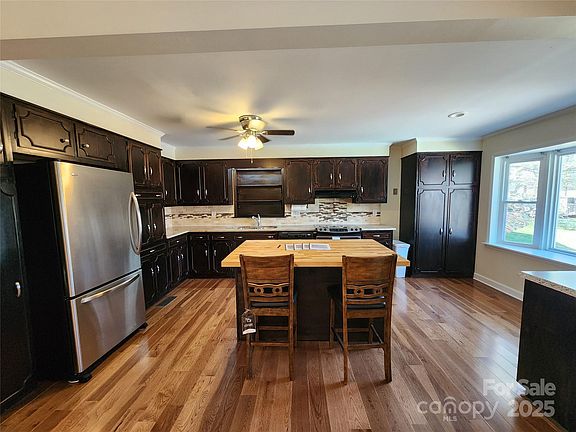 4th image of 1301 Huckleberry Dr