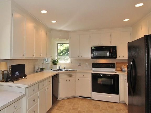 4th image of 69 Lake Ledge Dr