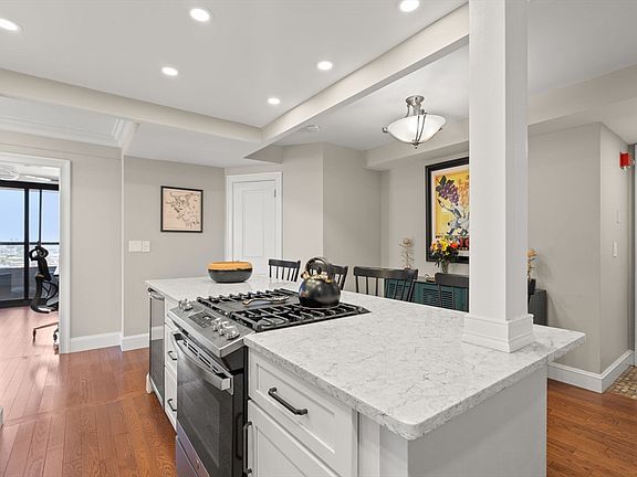 3rd image of 85 E India Row APT 20G