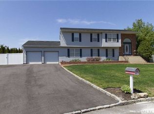 4 Hartsdale St, Saint James, NY 11780