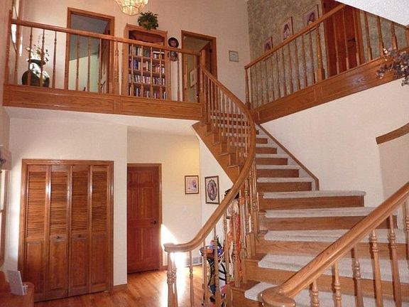 Welcome Home! Stunnng Staircase Welcomes You Home!