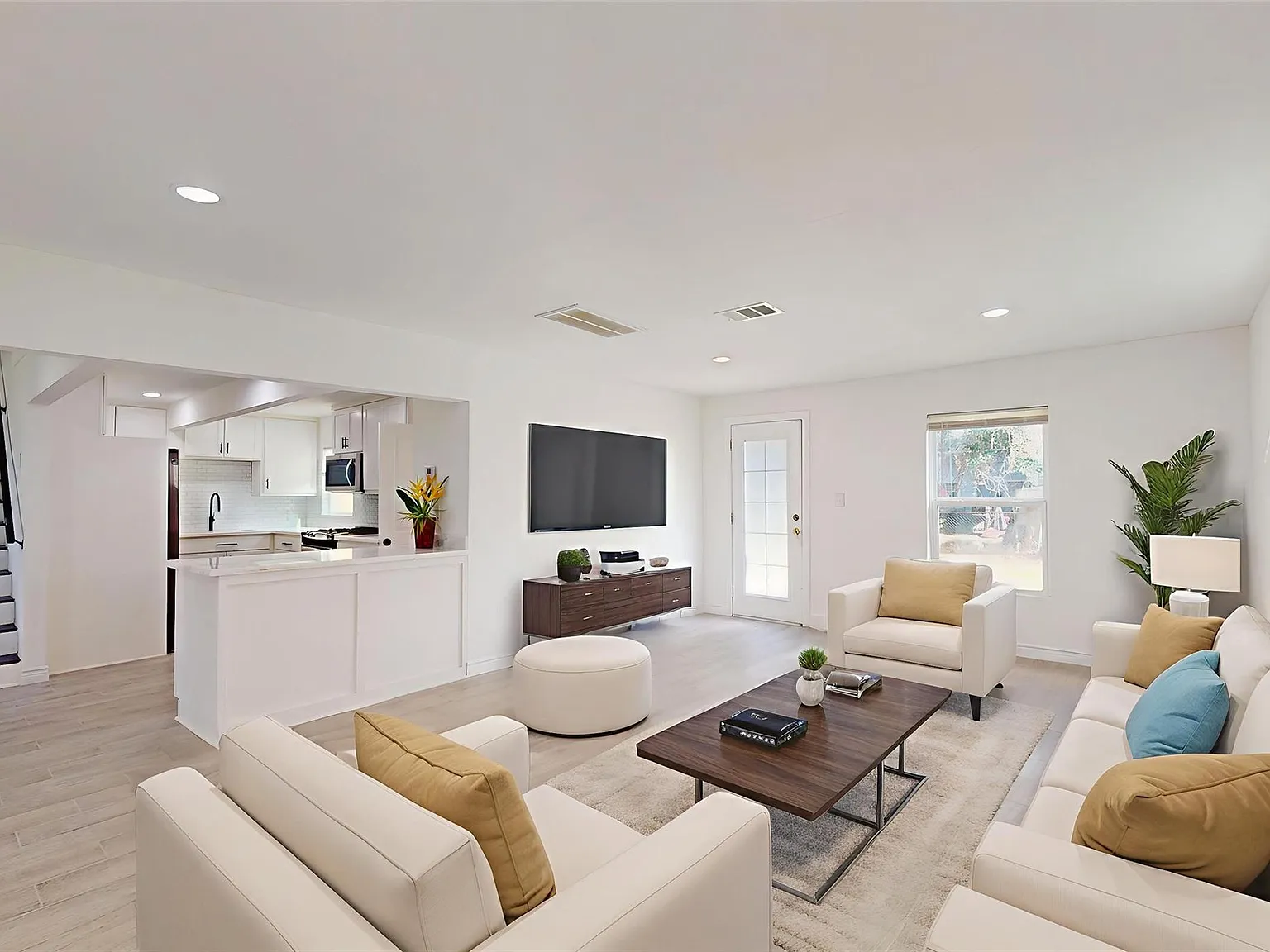 4 bed, 2.5 bath, 2090 sqft, $2,295 — Photo 2
