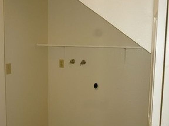 5th image of 1110 Woodrow Ln #9