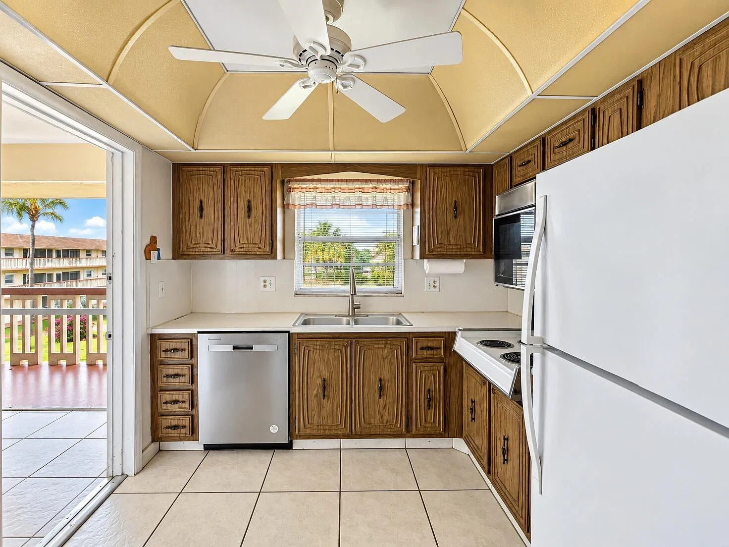 2 bed, 2.0 bath, 968 sqft, $1,850 — Photo 2