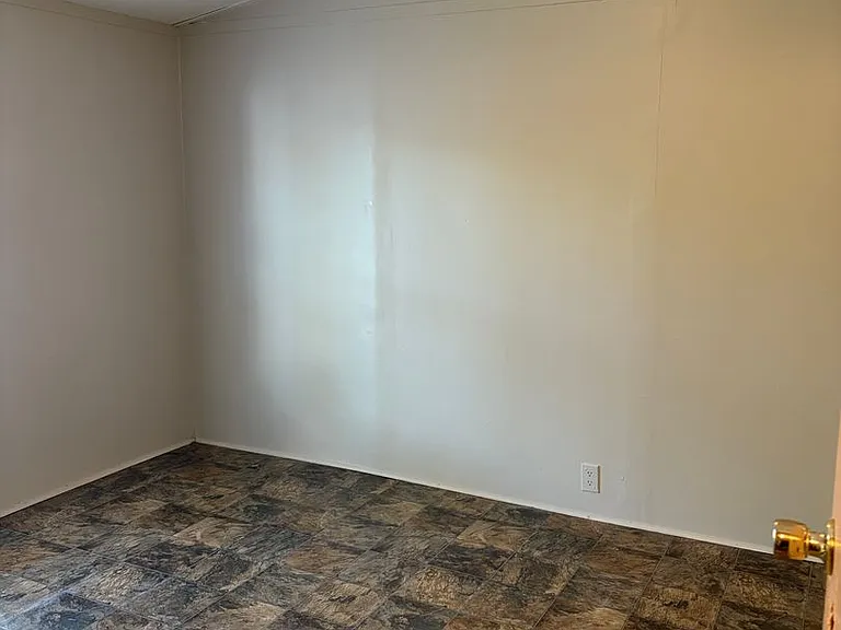 707 Francis St E — Photo 3