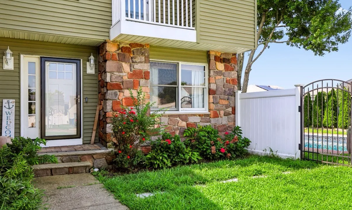 4 bed, 2.5 bath, 2400 sqft, $4,000 — Photo 4