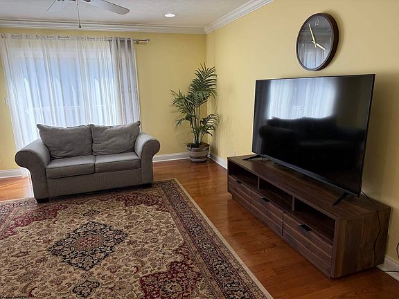 3rd image of 309 Sonoma Way