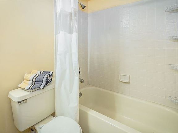 4th image of 10048 Twin Lakes Dr