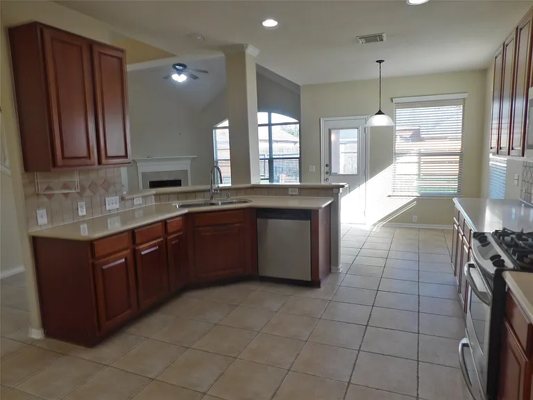 2511 Sunlight Ln — Photo 5