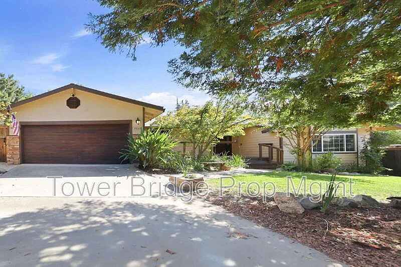 7720 Thunderbird Ct