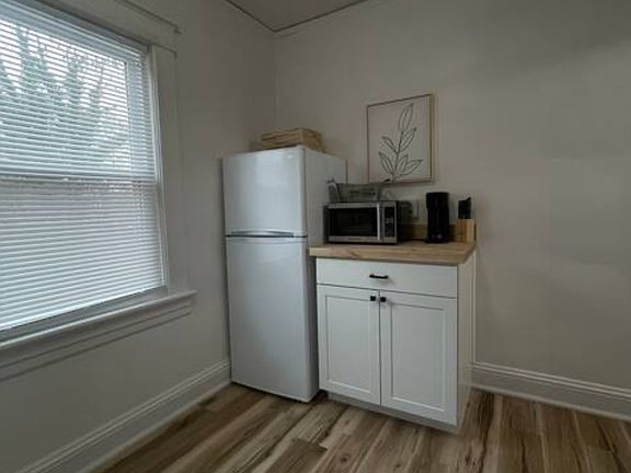 5th image of 3426 Fort Ave #1