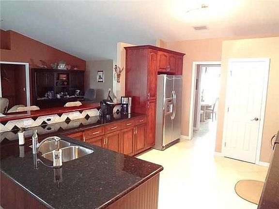 4th image of 2001 SE Dranson Cir