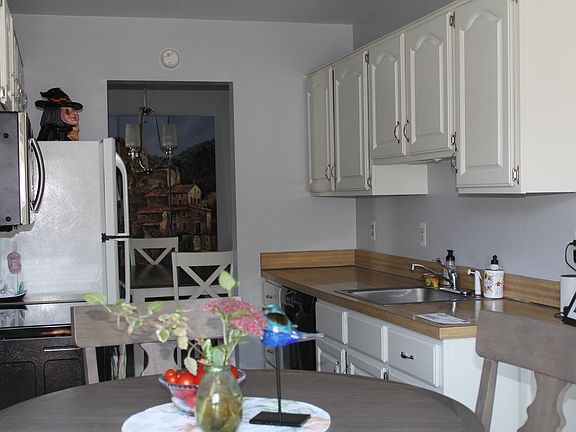 3rd image of 42169 Gladwin St