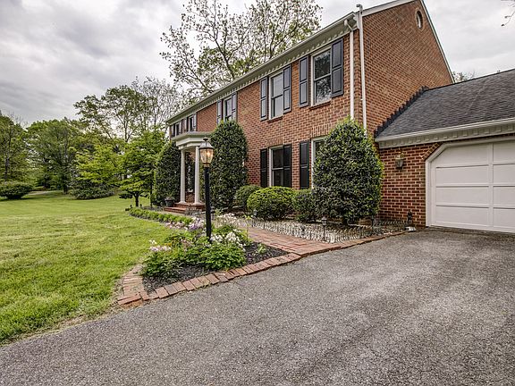 3rd image of 3922 Belle Aire Cir SW