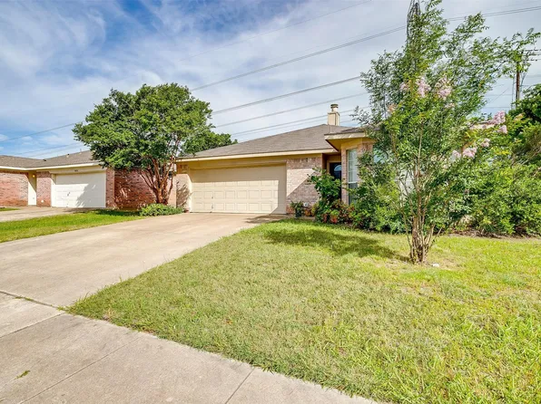 10832 Cobblestone Dr, Benbrook, TX 76126