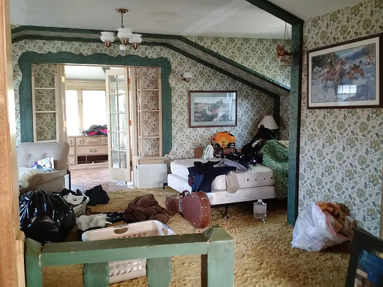 Loft suite (3 rooms) with 1/2 bath and large walk-in shower downstairs