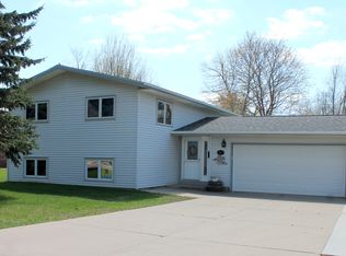 861 19th St, Windom, MN 56101