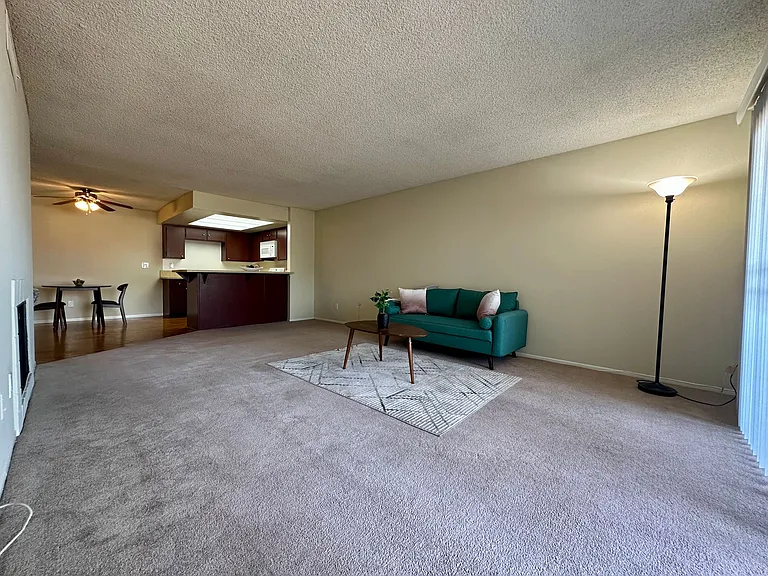Villa Valencia Apartments — Photo 2
