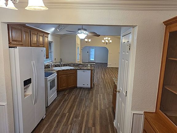 3rd image of 1202 Henard Ln