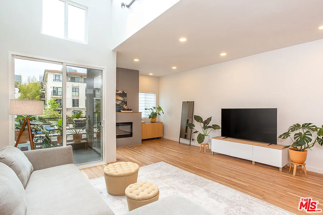 2 bed, 2.5 bath, 1452 sqft, $5,495 — Photo 2