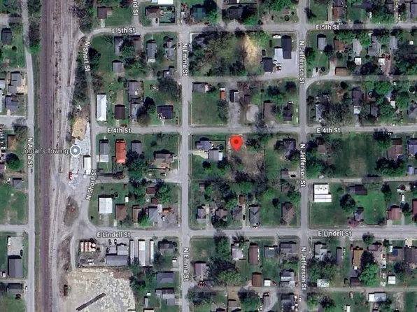 210 E 4th St, West Frankfort, IL 62896