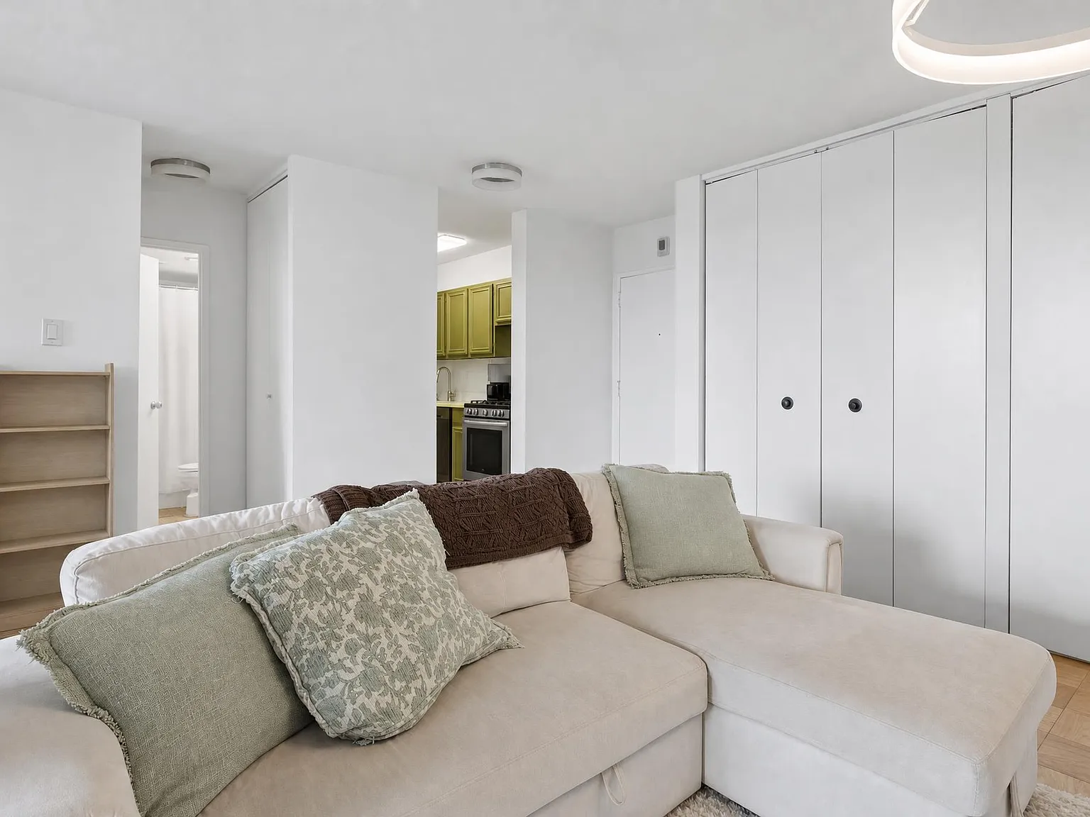 2 bed, 860 sqft, $2,200 — Photo 2