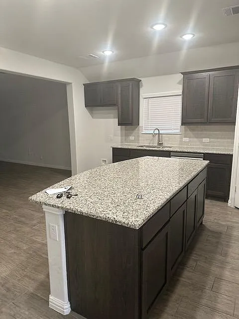 3 bed, 1729 sqft, $2,300 — Photo 4