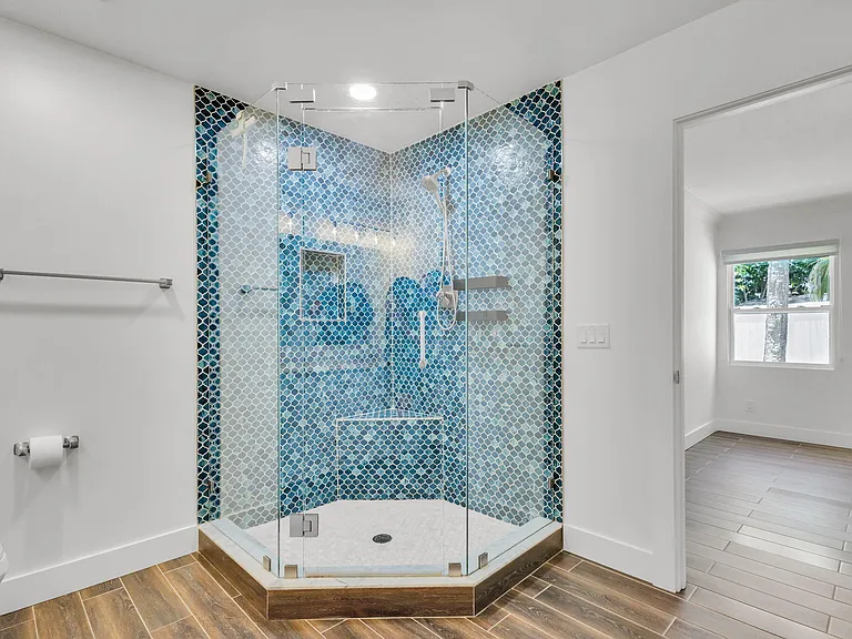 204 W Whitney Dr — Photo 25
