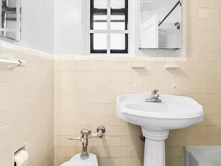 159-00 Riverside Dr W #1K70 — Photo 8