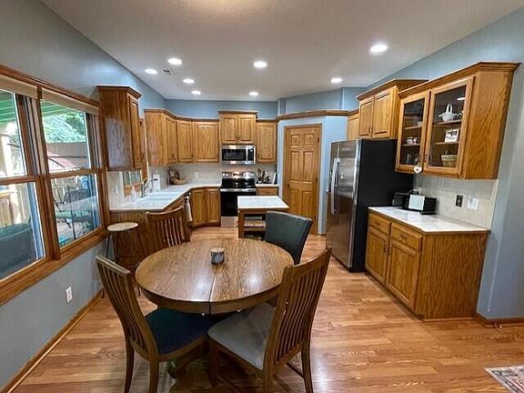 4th image of 12 Grenville Ct