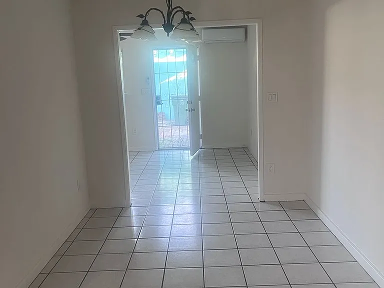870 Palm Cir — Photo 6