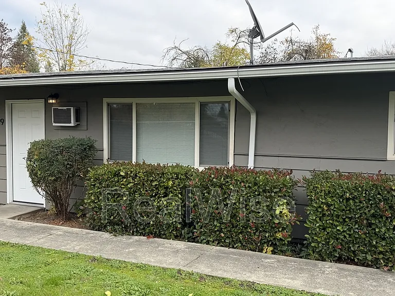 719 SW Bridge St — Photo 4