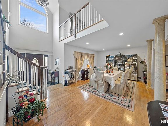 4th image of 302 Howland Ave