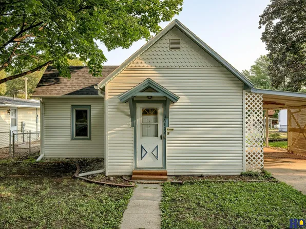6412 Benton St, Lincoln, NE 68507
