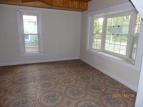 3rd image of 957 W John St