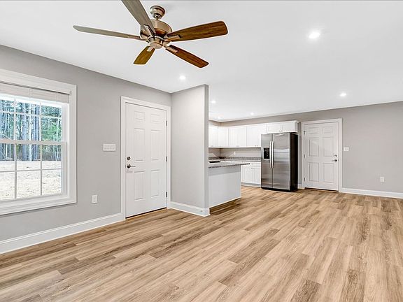 3rd image of 46 W 3rd Ave