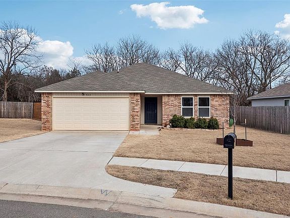 3rd image of 823 Twin Lakes Dr