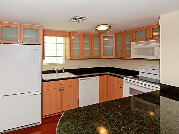 4th image of 814 SE 13th Street #5